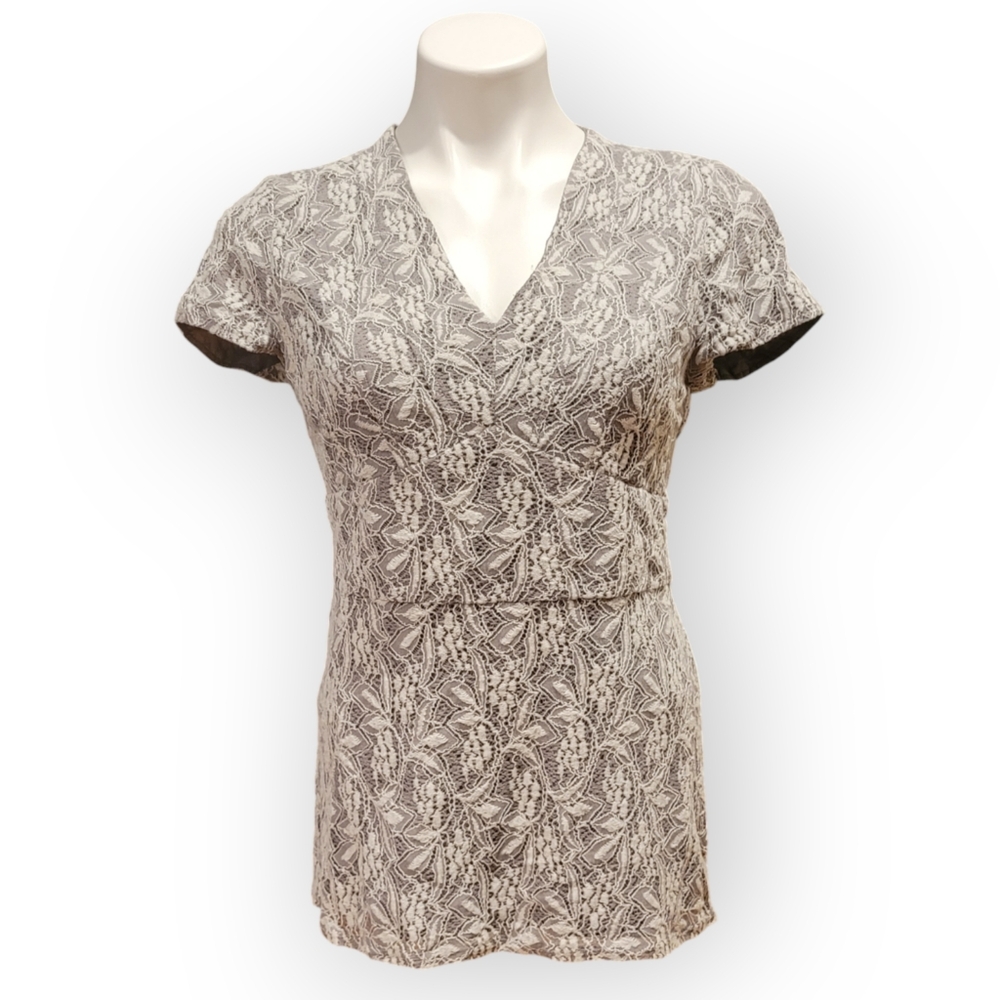 Banana Republic Womens Size 8 Gray and White Embroidered Blouse